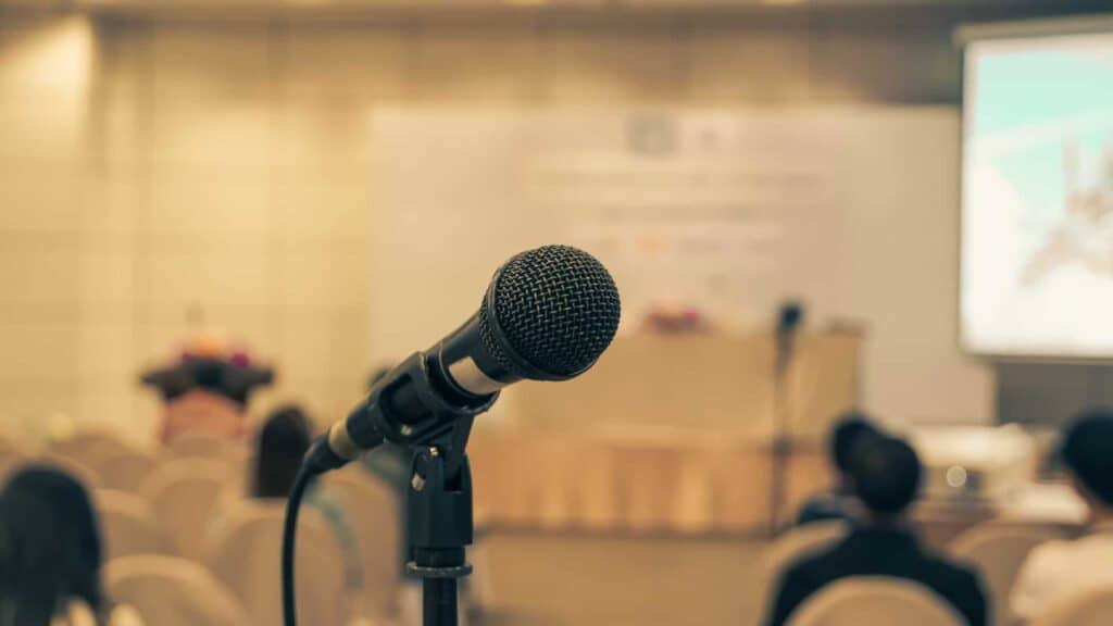 Mikrophon bei einem Vortrag mit Diskussion | Forum Friedensethik
